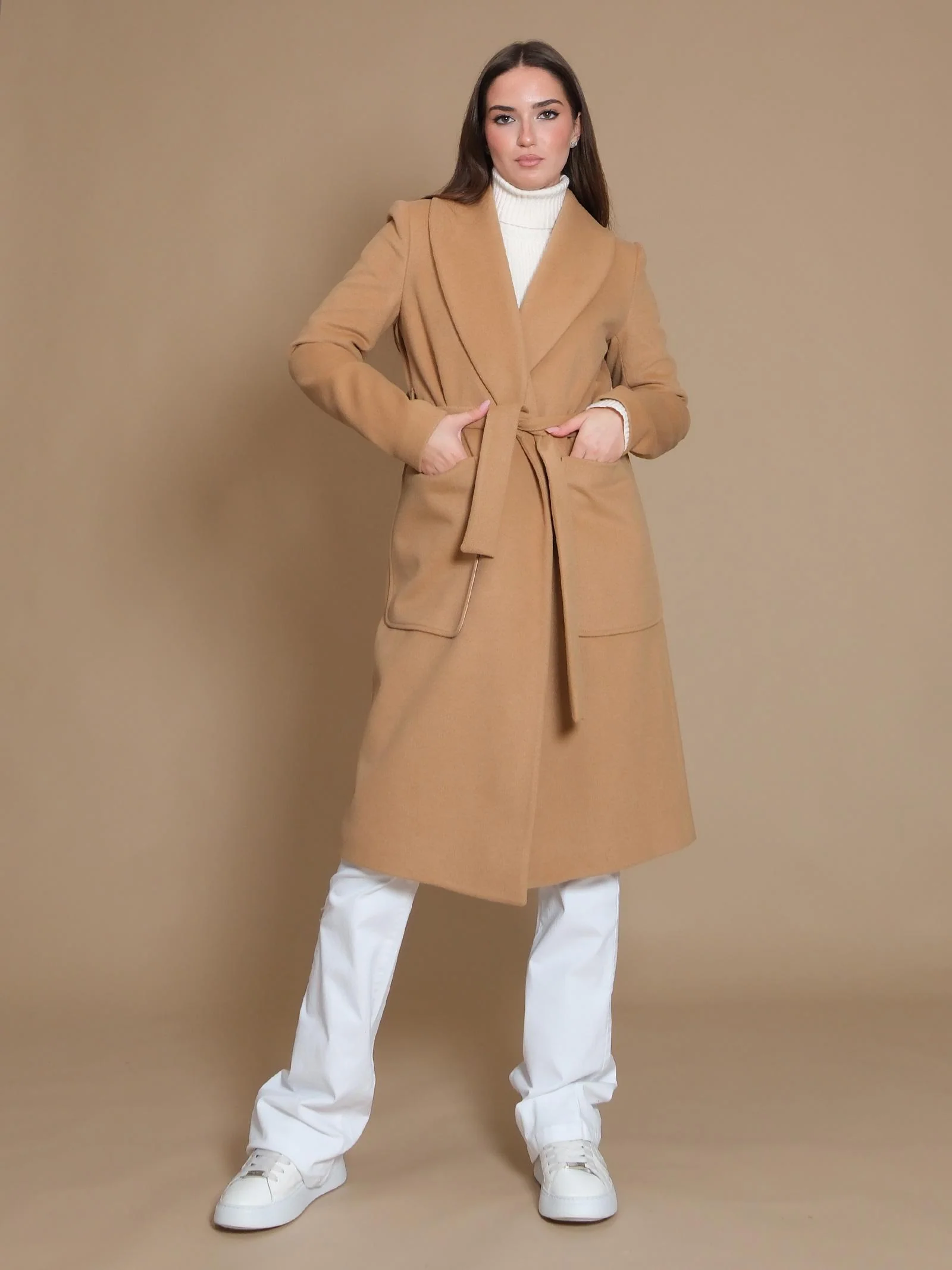 Cappotto Armoire a vestaglia con rever sciallato e tasconi cammello