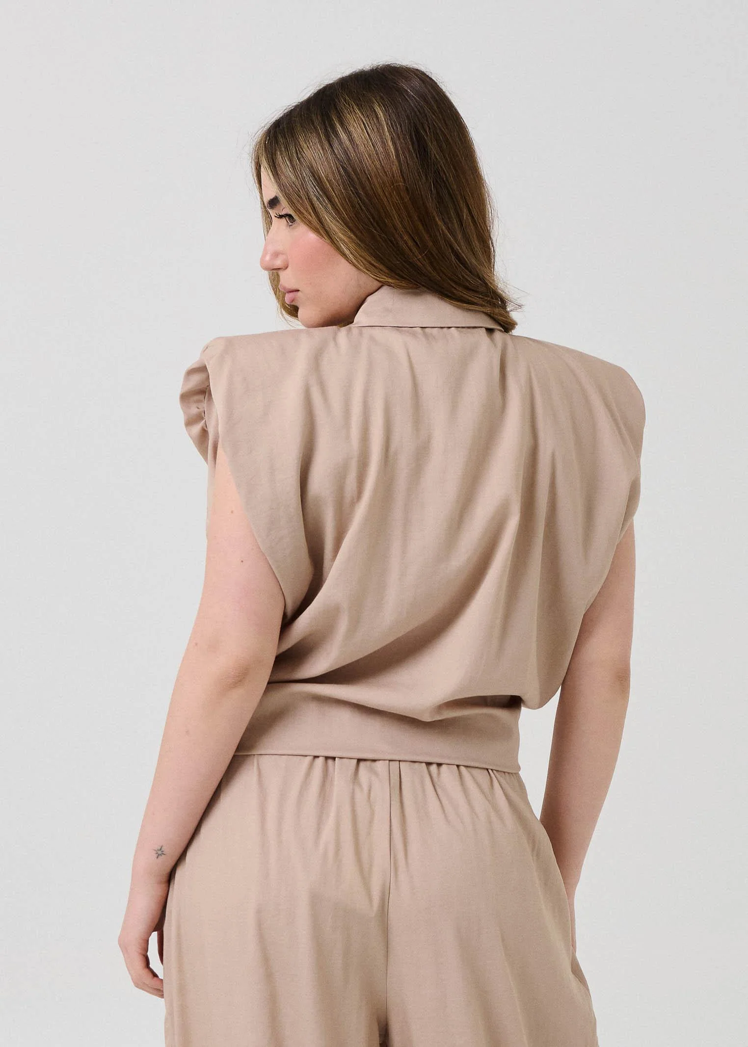 Camicia smanicata Haveone beige con spalline - Image 3
