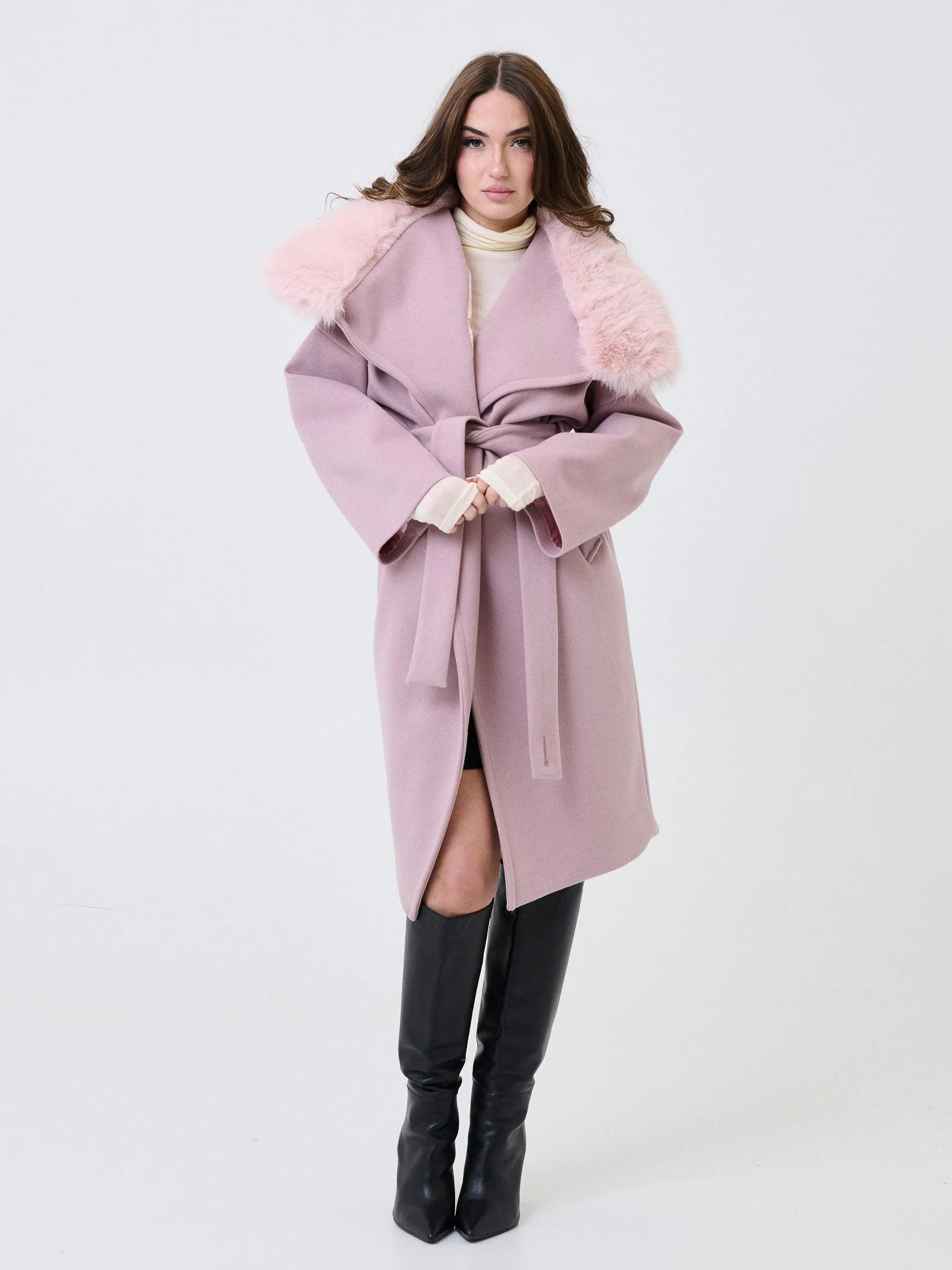 Cappotto Armoire rosa con rever in ecopelliccia