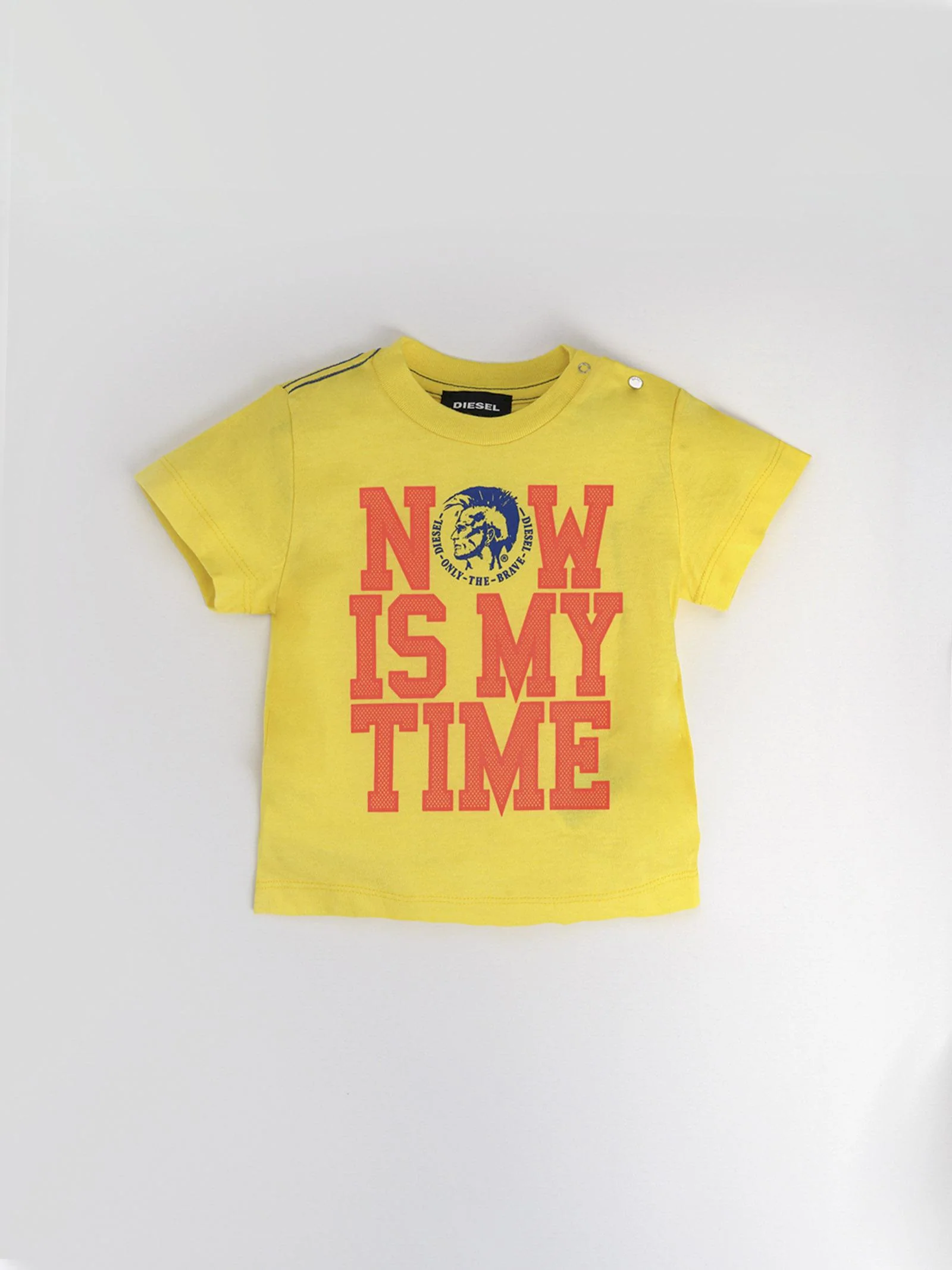 T-shirt gialla con grafica a contrasto